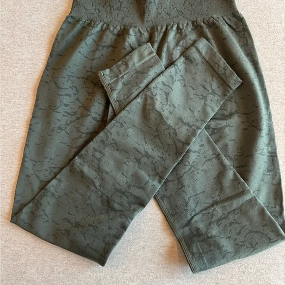 NVGTN Breakthrough Seamless Set Leggings XS and Sports Bra S - Picture 2 of 9